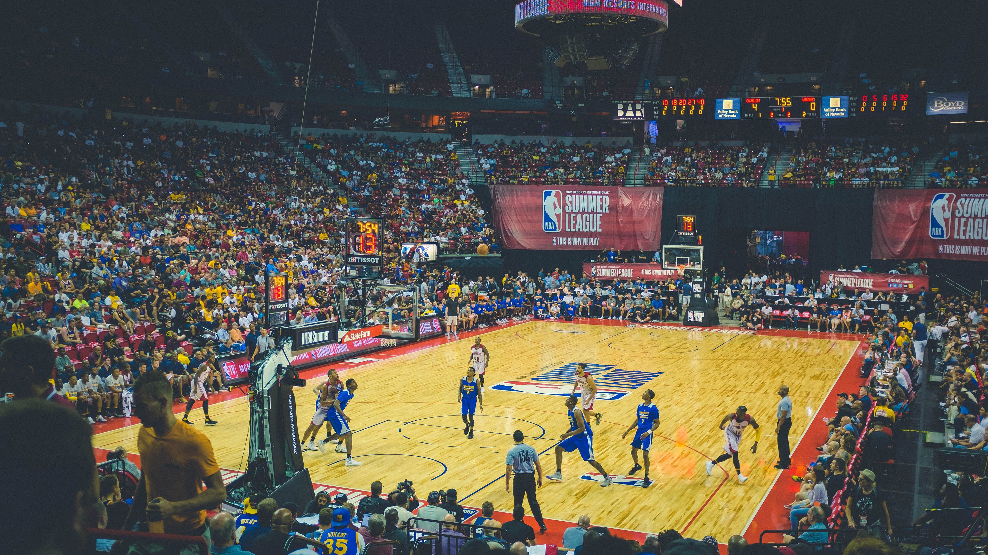 -激战正酣:球场上的对决令人热血澎湃,激战场游戏